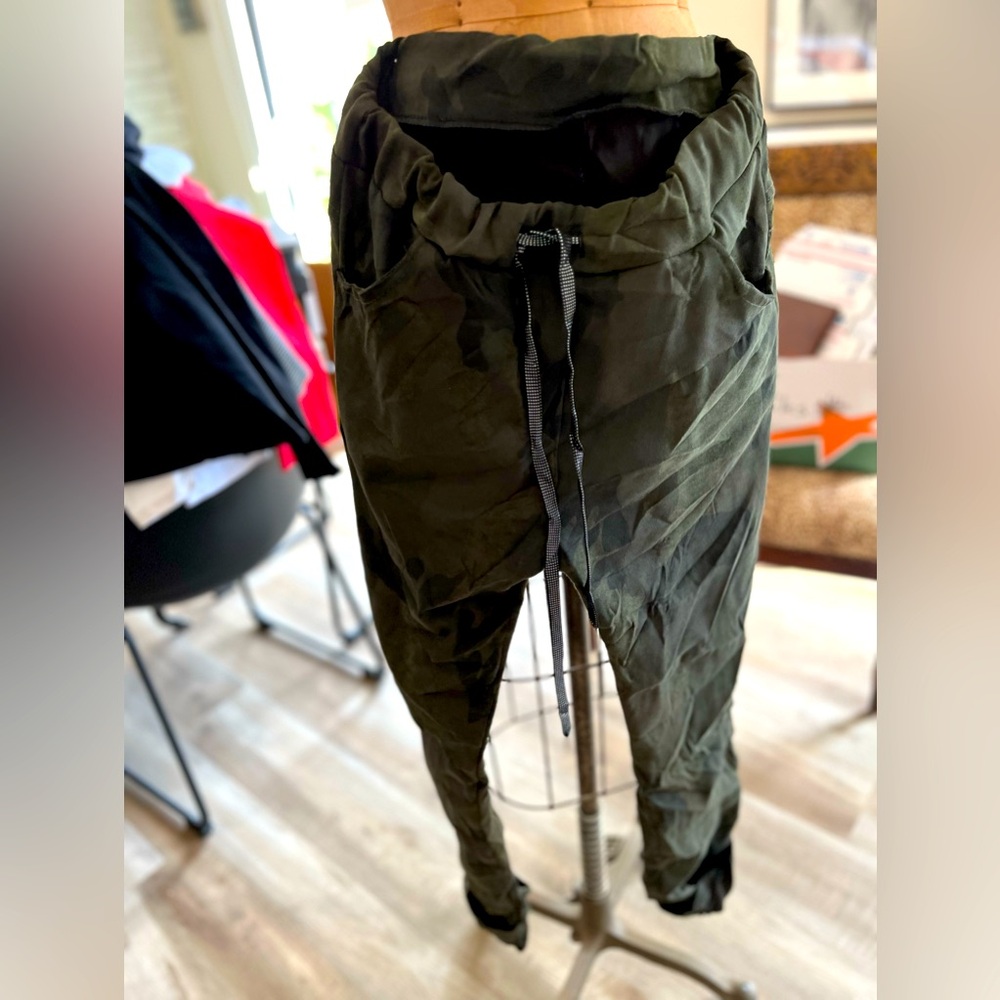 Camo straight leg tie waist.  Size M.  Very stretchy